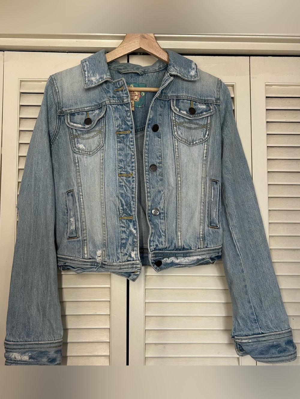 Vintage Abercrombie & Fitch Light Wash Distressed Cropped Denim Jacket M